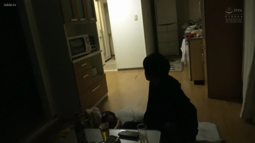 公寓 · 酒杯 · 便装 · 桌面凌乱 · 看不清表情