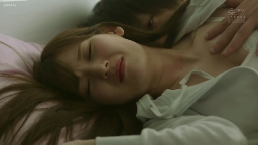 Ecstasy · pillow · 面部特写 · 床上 · 抚摸 · 躺姿 · 氛围感 · White pajamas