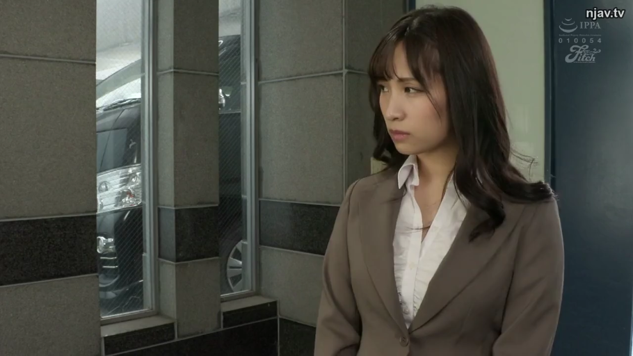 真剣 · 站立 · 半身 · ビジネススーツ · 走廊 · 凝視 · 长发