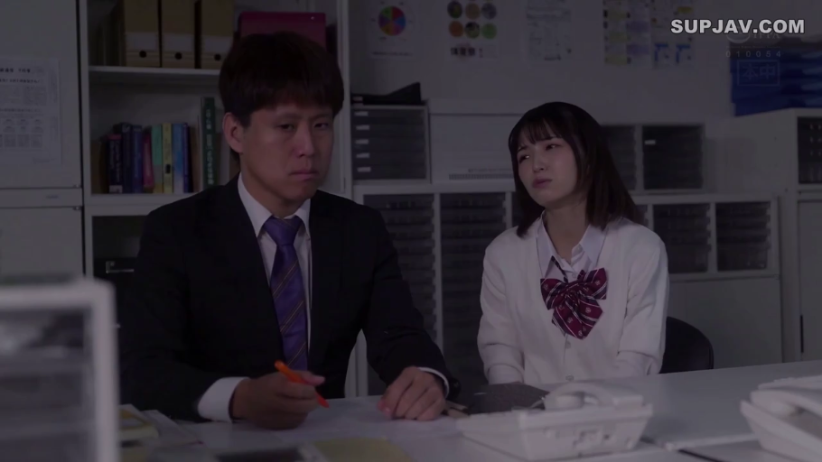 坐姿 · 委屈 · 办公室 · 办公桌 · 中景 · 剧情 · 制服 · 谈话