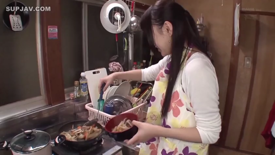 集中 · 中景 · 站姿 · キッチン · エプロン · 厨具 · 人妻 · 做饭