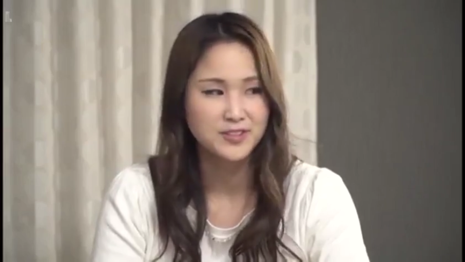 室内 · 坐姿 · 交谈 · 自然 · 半身 · 白色上衣 · 窗帘 · 长发