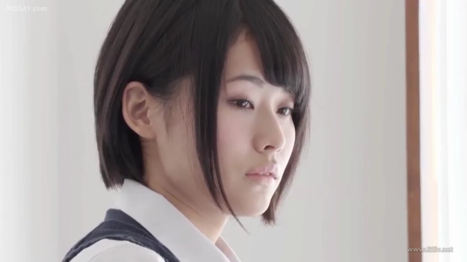 室内 · 瞑想 · 憂鬱 · 顔部のクローズアップ · 制服 · ショートヘア · 横に頭を傾ける