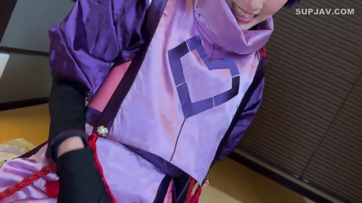 室内 · 俯身 · 角色扮演 · 中景 · 微笑 · 注视 · 紫色COS服