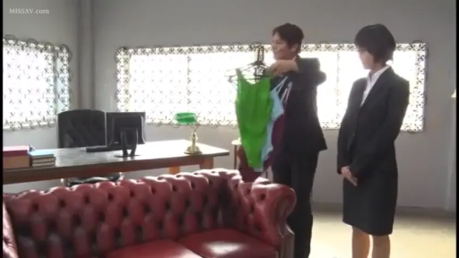 严肃 · 办公室 · 站立 · 展示 · 办公桌 · 全景 · 西装 · 职场