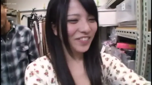 交谈 · 站立 · 面部特写 · 货架 · 仓库 · 碎花上衣 · 生活化 · 露齿大笑