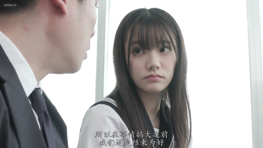 坐姿 · 微笑 · 客厅 · 白色衬衫 · 半身 · 居家 · 绿植 · 被搭肩