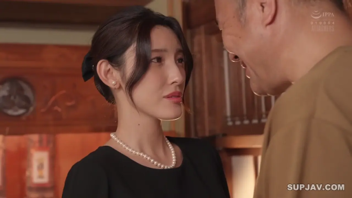 室内 · 忧郁 · 脸部特写 · 对视 · 黑色连衣裙 · 面对面