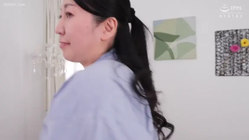 室内 · 站立 · 平静 · 衬衫 · 侧脸 · 侧望 · 真人 · 吊灯