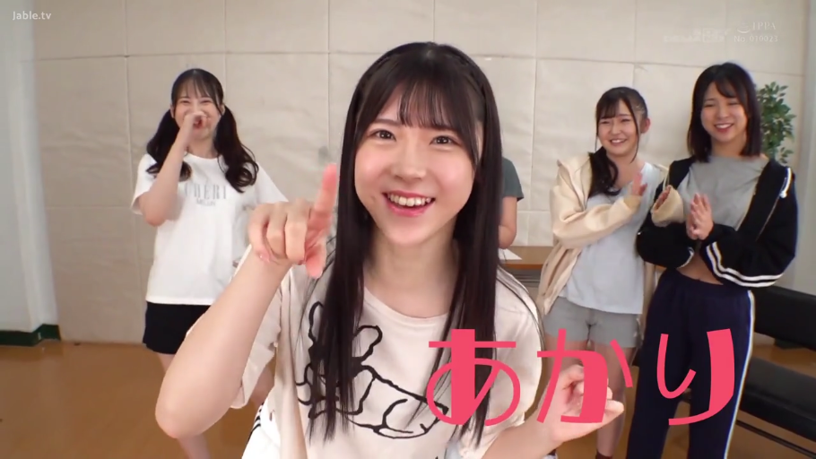 Indoor · Stand · 面部特写 · Casual wear · 多人 · Smile · 互动