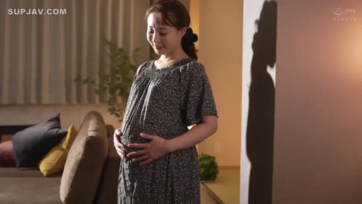 平静 · 客厅 · 抚摸 · 侧身站立 · 孕妇 · 孕肚 · 孕妇裙