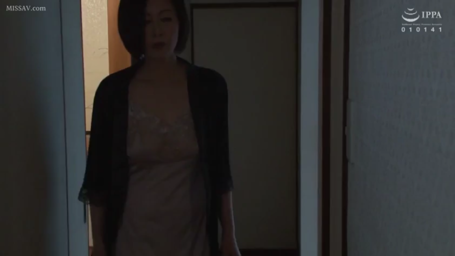 站立 · 中景 · 平静 · 走廊 · 熟女 · 走动 · 睡裙