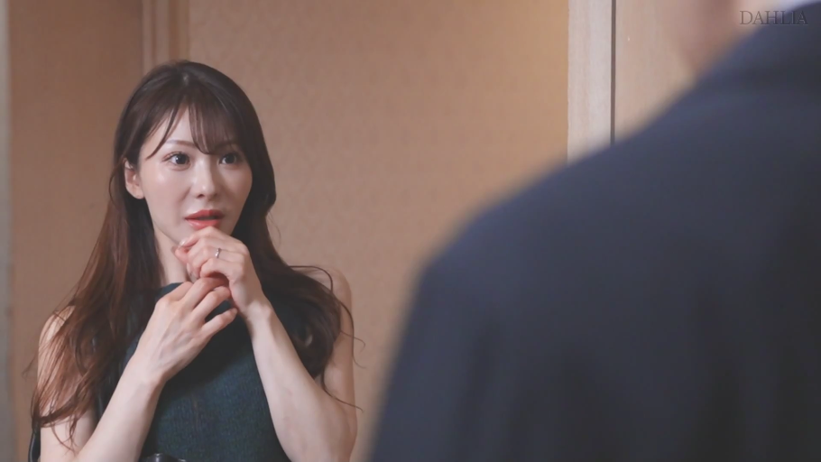 Indoor · Stand · Eye contact · 长发 · 惊讶 · 戒指 · 人物特写 · 深色无袖上衣