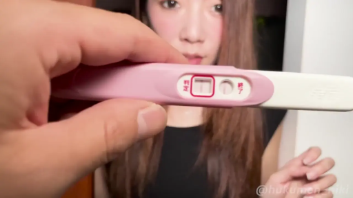 室内 · 黑色上衣 · 手持 · 验孕棒特写 · 展示结果