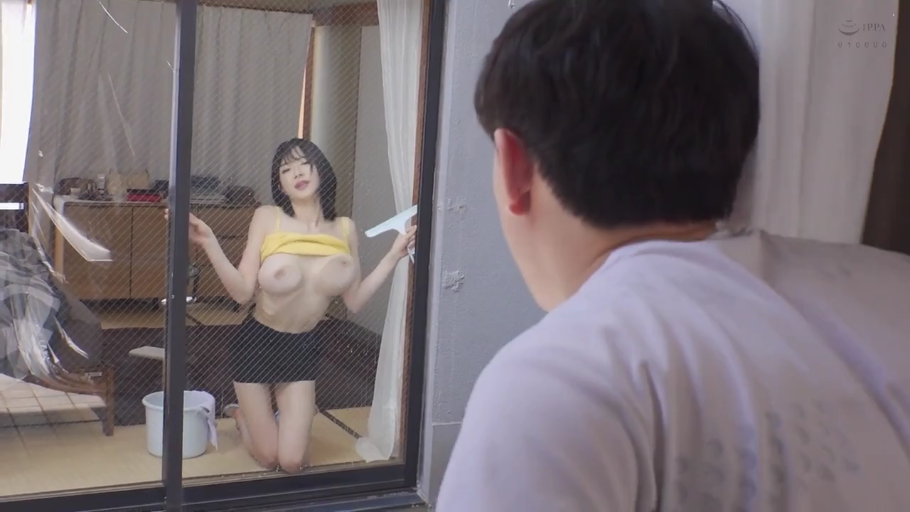 窗边 · 黄色背心 · 跪姿 · 擦玻璃 · 巨乳压玻璃