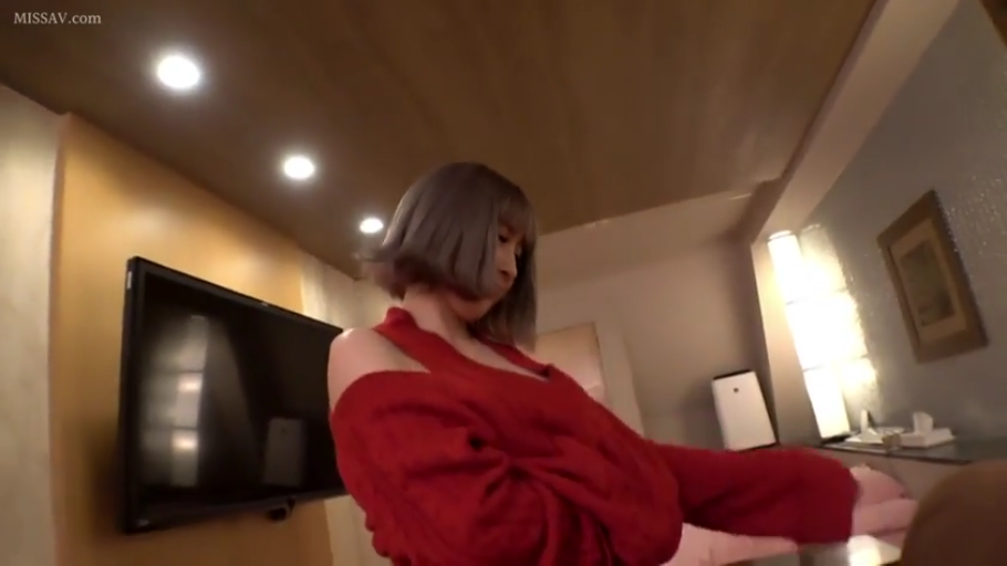 坐姿 · 沉思 · 酒店 · 上半身 · 短发 · 脱衣 · 红色毛衣 · 电视