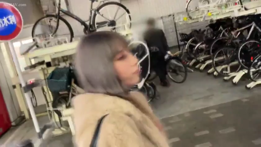 站立 · 行走 · 平淡 · 侧脸 · 停车场 · 自行车 · 皮草大衣 · 灰色短发