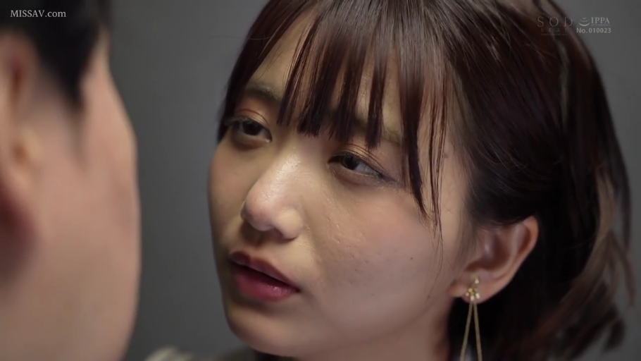 室内 · 专注 · 脸部特写 · 对视 · 面对面 · 浅色上衣