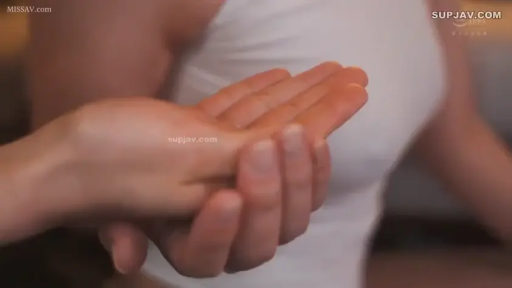 室内 · 坐姿 · 白色背心 · 水印 · 手部特写 · 肢体接触