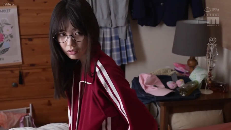 卧室 · 半身 · 居家 · 惊讶 · 红色运动服 · 回望 · 圆框眼镜 · 俯身回头