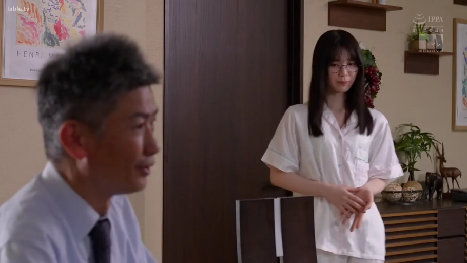 眼镜 · 羞涩 · 中景 · 客厅 · 对话 · 站立姿势 · 居家场景 · 白色睡衣