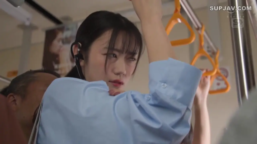 站立 · 面部特写 · 蓝色衬衫 · 电车