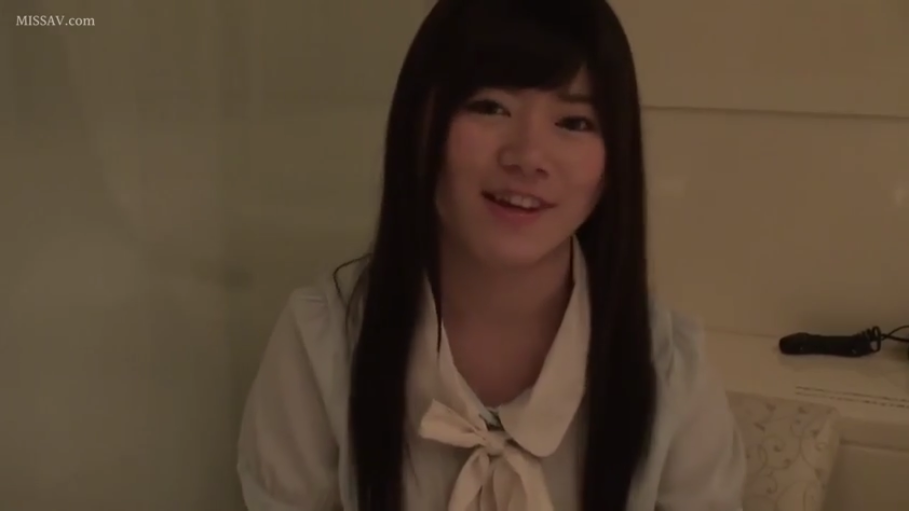 室内 · 坐姿 · 微笑 · 面对镜头 · 衬衫 · 上半身 · 长发