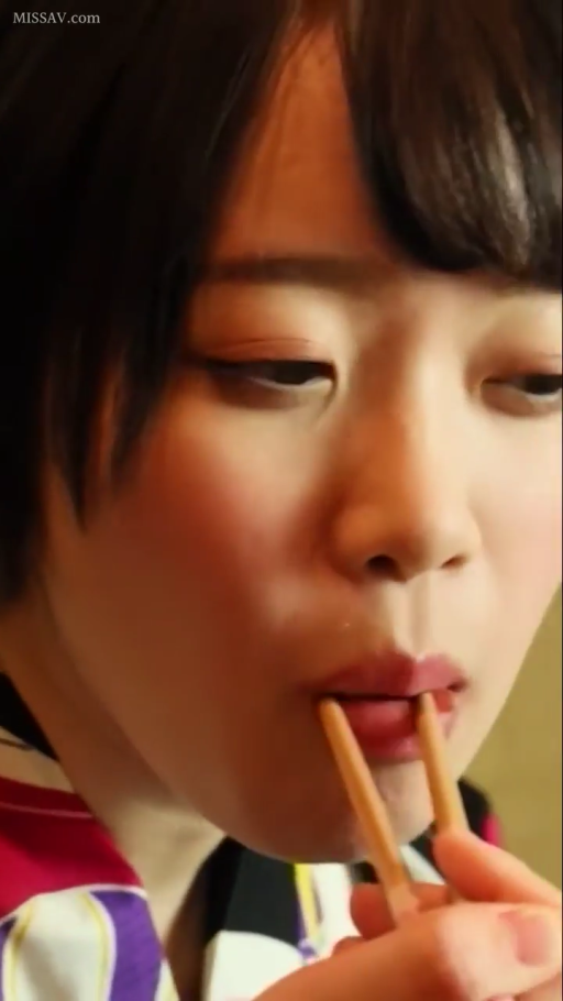 校服 · 跪姿 · 车内 · 长发 · 模糊 · 移动 · 汽车座椅 · 侧乳