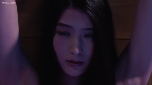 室內 · 憂鬱 · 臉部特寫 · 凝视 · 裸露 · 抬手 · 低光