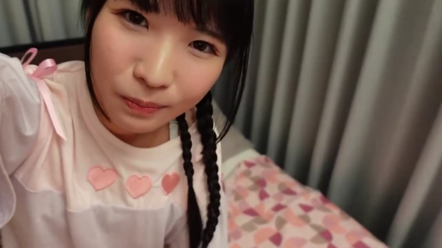 室内卧室 · 脸部大特写 · 双麻花辫 · 清纯自然 · 镜头凝视 · 粉色可爱睡衣 · 自拍俯视