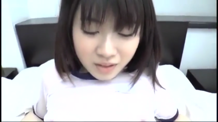 坐姿 · 沙发 · 微笑 · 客厅 · 多人女性 · 学生服与亮面连体衣 · 露乳挑逗