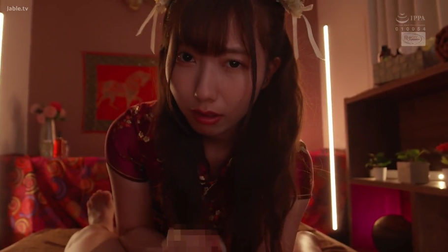 室内 · 身をかがめる · 顔のクローズアップ · 注視 · 诱惑 · POV · 旗袍 · 头饰