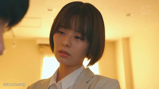 室内 · 严肃 · 站立 · 面部特写 · 职业装 · 凝视 · 短发