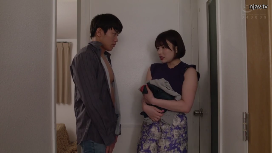 真剣 · 站立 · プロット · 花柄のワンピース · 衣類 · 対峙 · 室内廊下