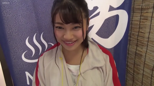 室内 · 脸部 · 微笑 · 注视 · 正面 · 马尾 · 运动服 · 挂绳