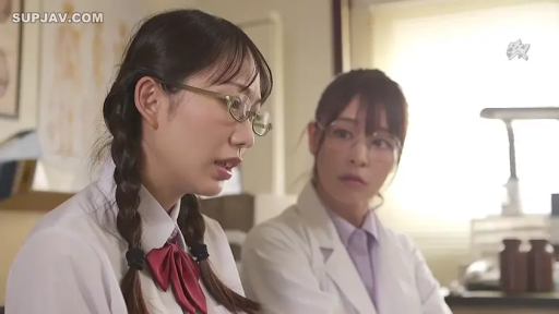 交谈 · 严肃 · 白大褂 · 角色扮演 · 半身 · 药瓶 · 侧坐 · 实验室