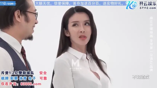 眼镜 · 站立 · 中景 · 对话 · 职业装 · 剧情 · 影棚 · 疑惑