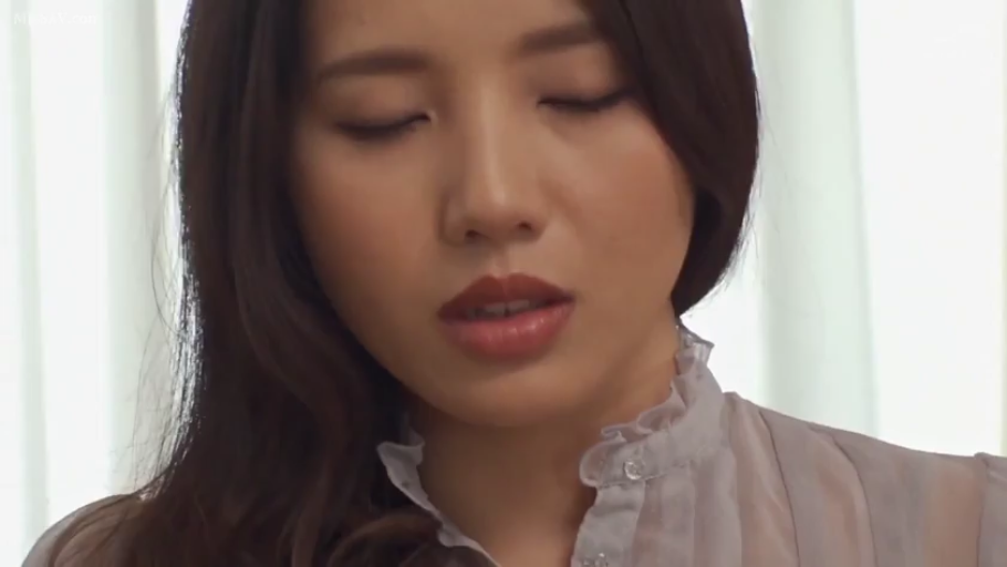 室內 · 低頭 · 臉部特寫 · 襯衫