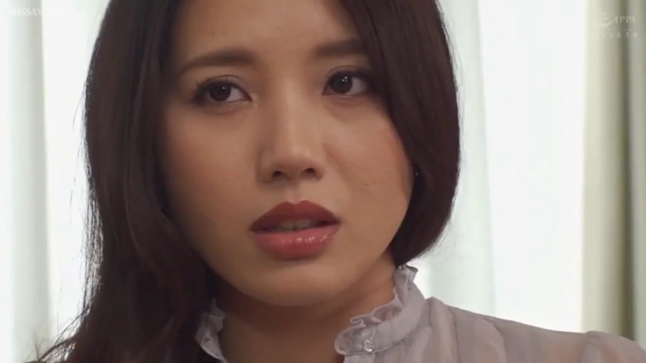 室內 · 憂鬱 · 面部特寫 · 襯衫 · 正面 · 女性肖像