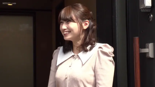 门口 · 会話 · 横向き · 微笑 · 半身特写 · ドアノブ · 白色翻领 · OL形象