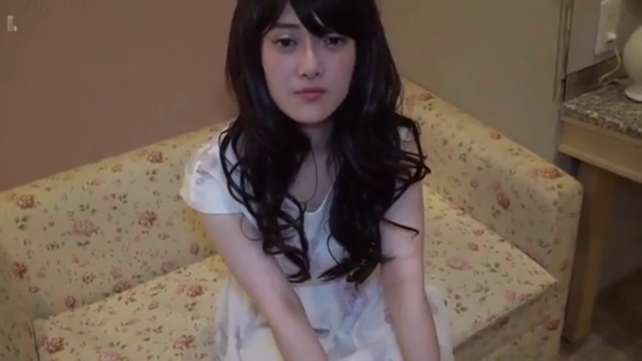 室内 · 坐姿 · 忧郁 · 中景 · 沙发 · 注视 · 碎花裙