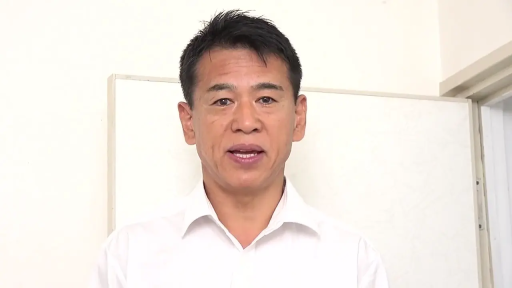 严肃 · 白色衬衫 · 门框 · 观察 · 特写 · 模糊 · 侧头 · 室内门口