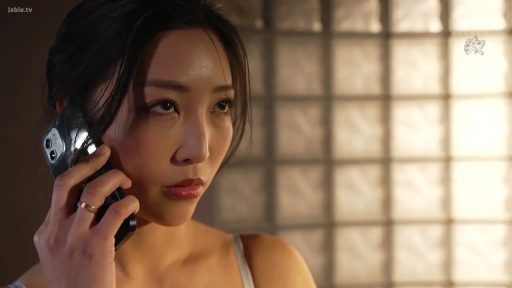 室内 · 严肃 · 面部特写 · 手机 · 吊带衫 · 侧拍 · 通话 · 玻璃砖