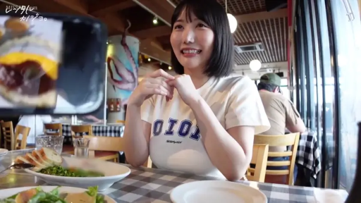 坐姿 · 交谈 · 上半身 · 餐厅 · 笑容 · 日常 · 紧身T恤 · 餐盘