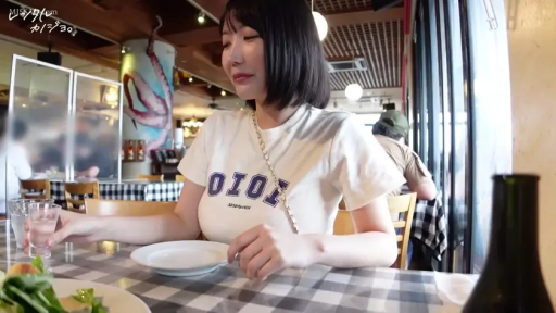 坐姿 · 微笑 · 半身特写 · 餐厅 · 白色T恤 · 用餐 · 餐具 · 生活化