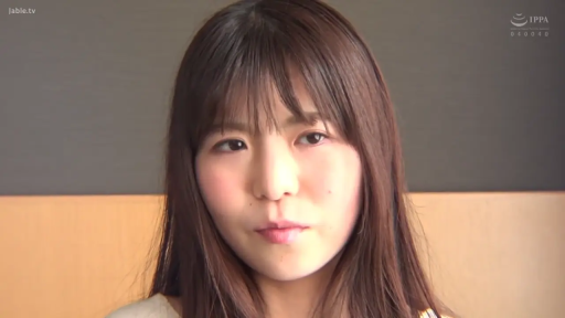 室内 · 脸部特写 · 自然 · 注视 · 长发 · 休闲服 · 正面对视