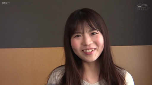 室内 · 脸部 · 微笑 · 白色上衣 · 正坐 · 谈话 · 自我介绍