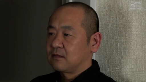 浴室 · 站立 · 长发 · 局部特写 · 未知 · 背身 · 白瓷砖