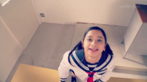 室内 · 面部 · 站立 · 微笑 · 注视 · 水手服 · 俯拍