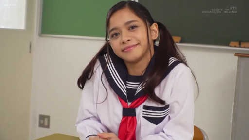 坐姿 · 教室 · 微笑 · 半身 · 黑板 · 清纯 · 水手服 · 校园题材